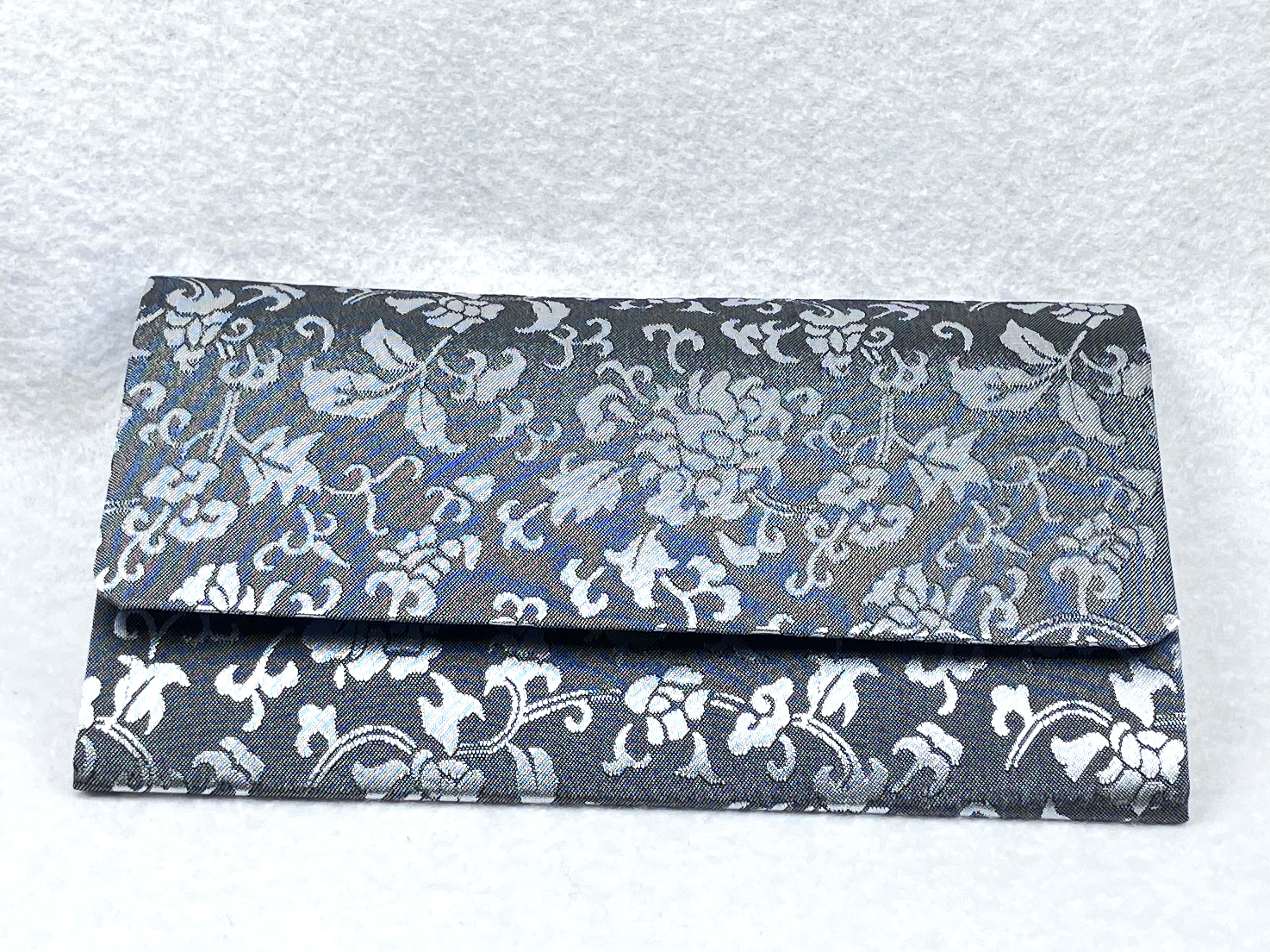 念珠袋　京緞子　二重蔓牡丹唐草　グレー